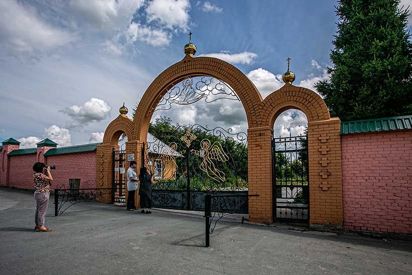 ворота храма во имя святого благоверного князя Александра Невского при Покровском Александро-Невском женском монастыре